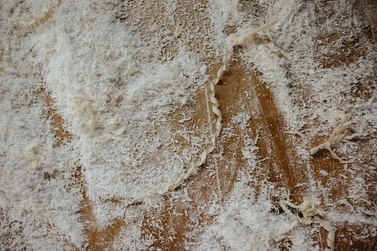 Copeaux et poussière de mousse après le façonnage
