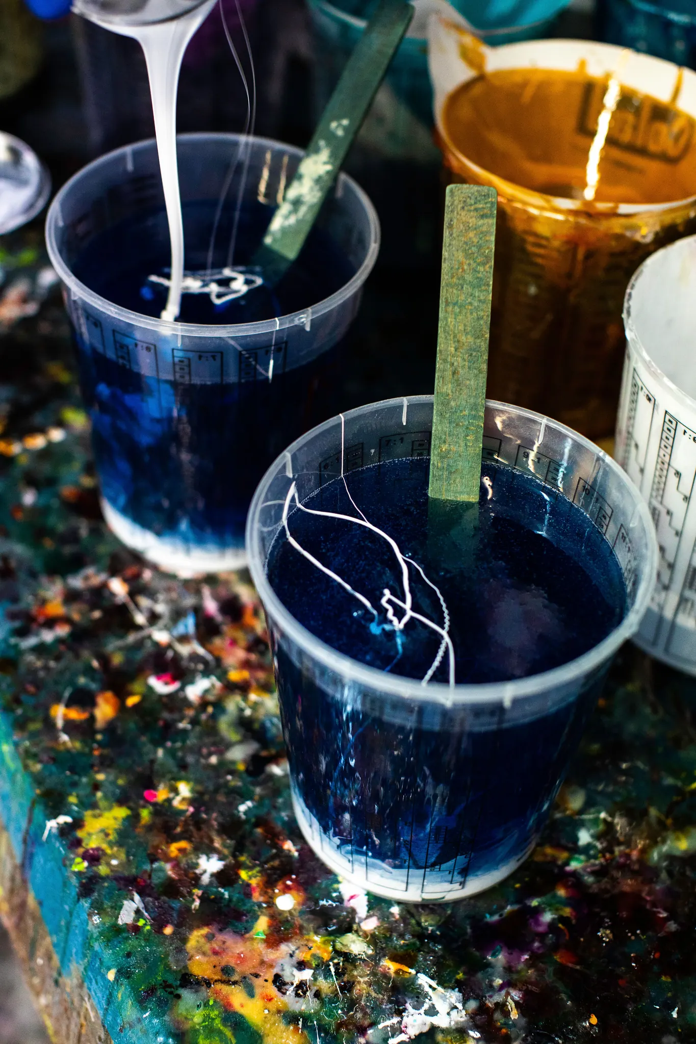 Pigments et résine préparés pour une décoration de planche