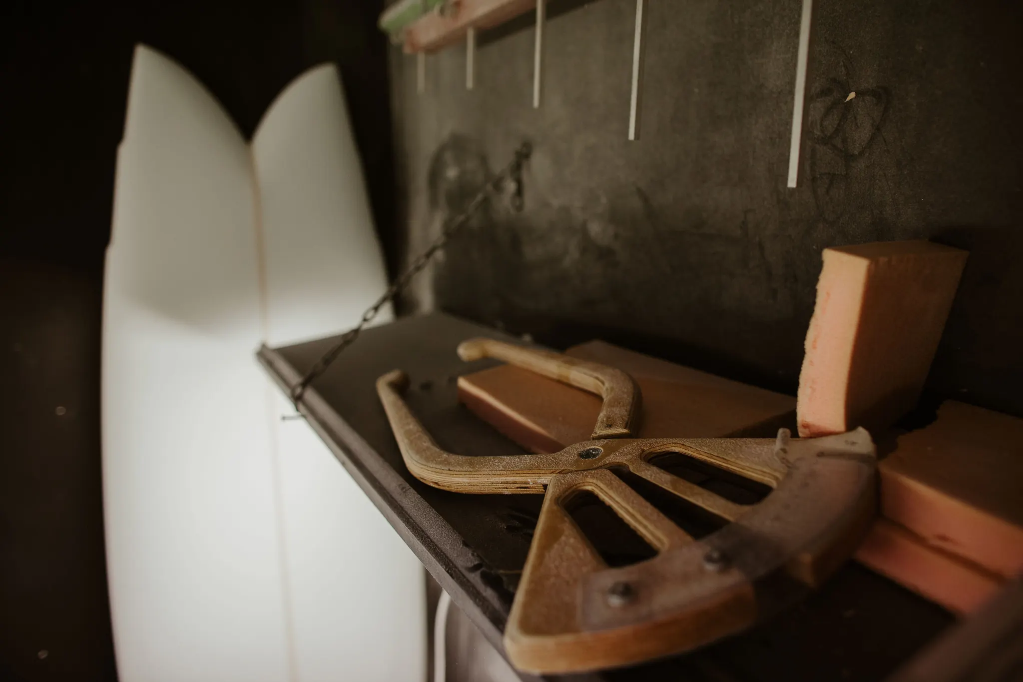 Outils de shape et cales à poncer dans l’atelier