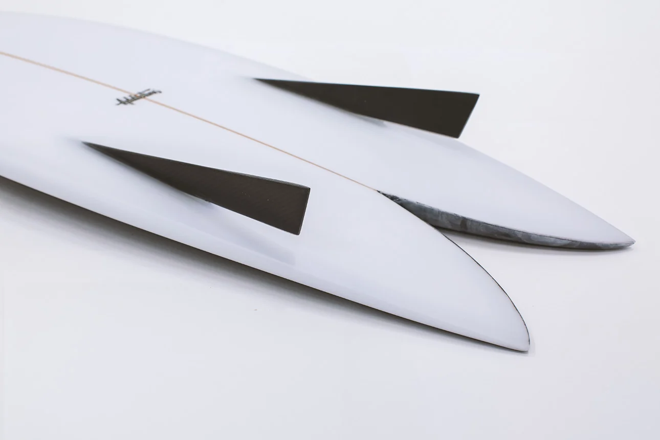 Split Tongue Addiction Surfboards — Dérives et tail